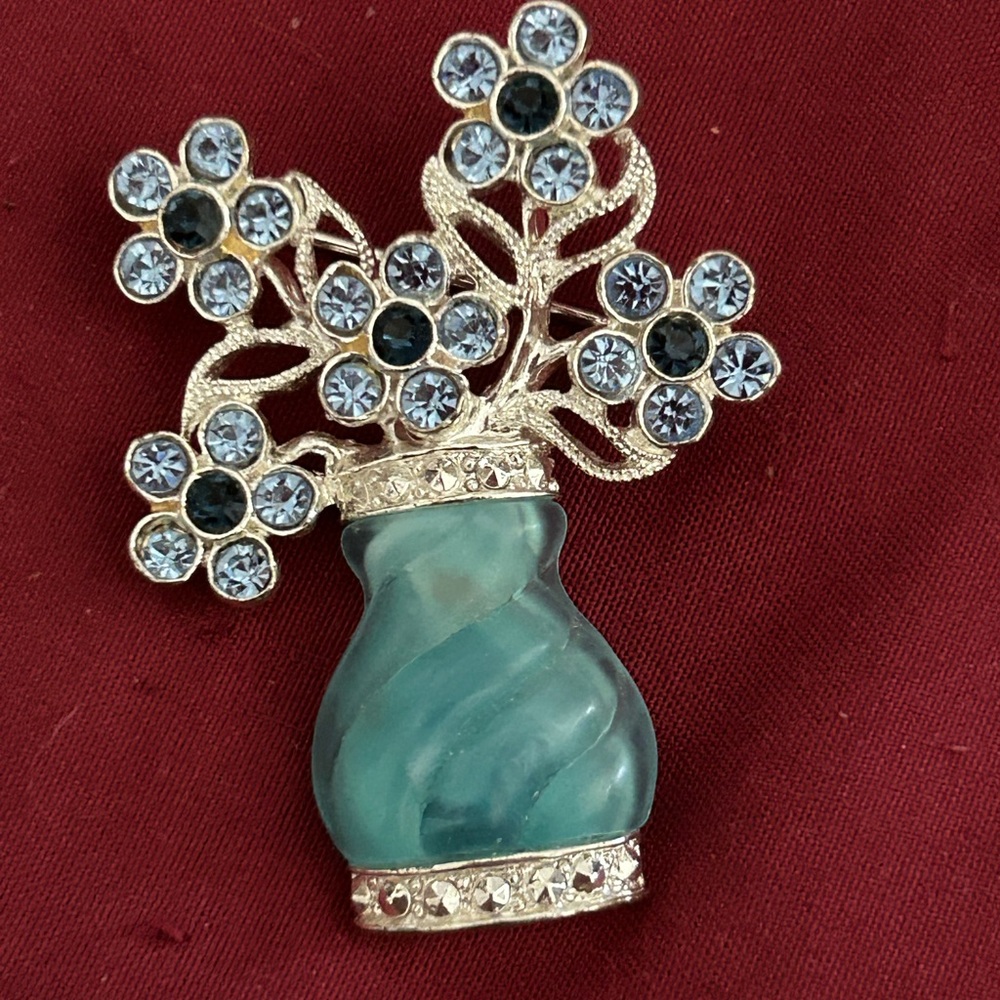 VINTAGE Avon FLOWER VASE BOUQUET SILVER TONE BLUE GLASS BROOCH PIN